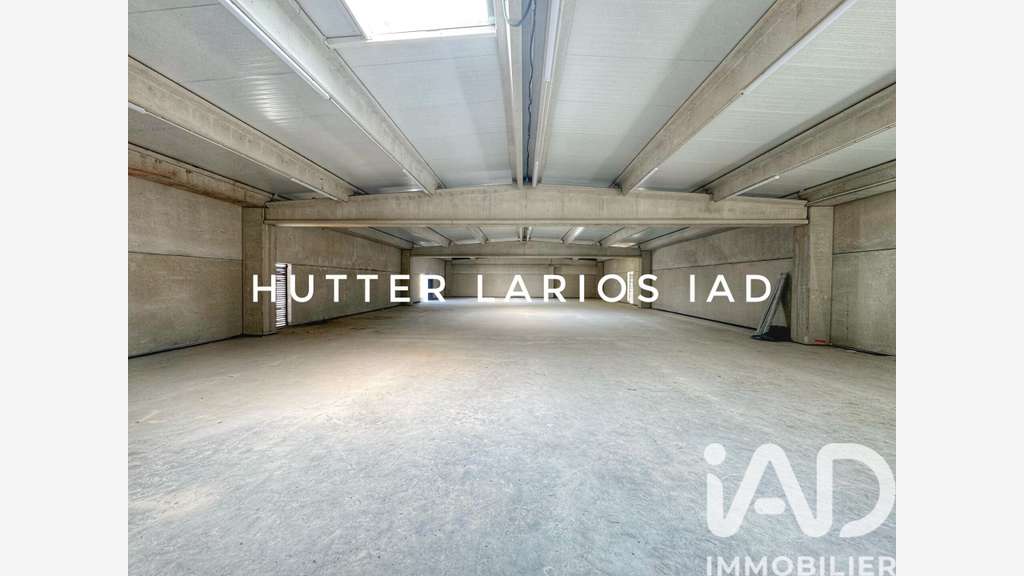 Vente local commercial 560m² à Cuers