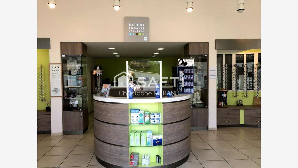 Commerce dans le centre de Dangé-Saint-Romain