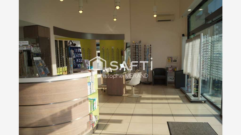 Commerce dans le centre de Dangé-Saint-Romain
