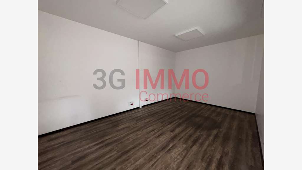 AV local commercial 3000m² en zone ind à Échiré