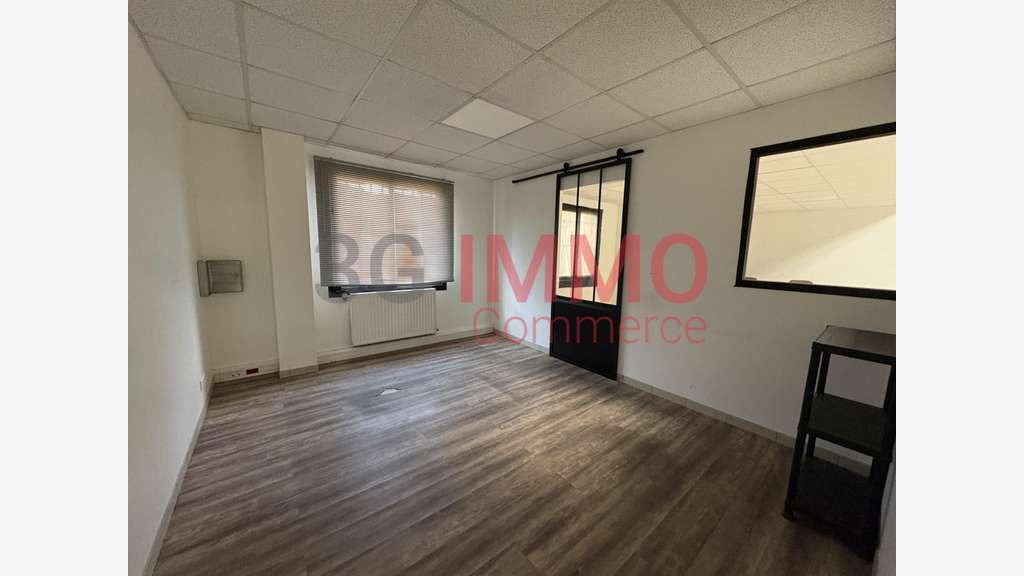 AV local commercial 3000m² en zone ind à Échiré