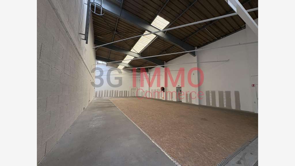 AV local commercial 3000m² en zone ind à Échiré