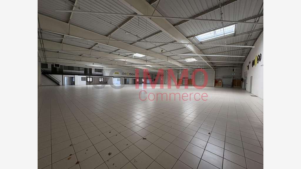 AV local commercial 3000m² en zone ind à Échiré