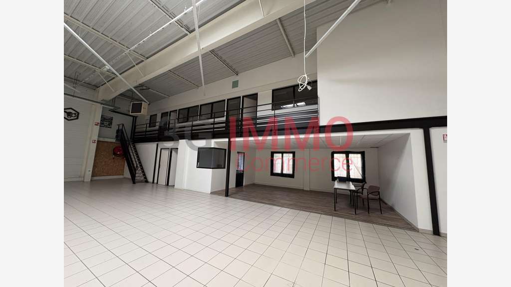 AV local commercial 3000m² en zone ind à Échiré