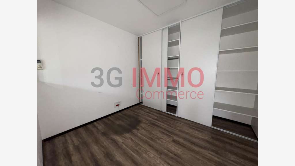 AV local commercial 3000m² en zone ind à Échiré