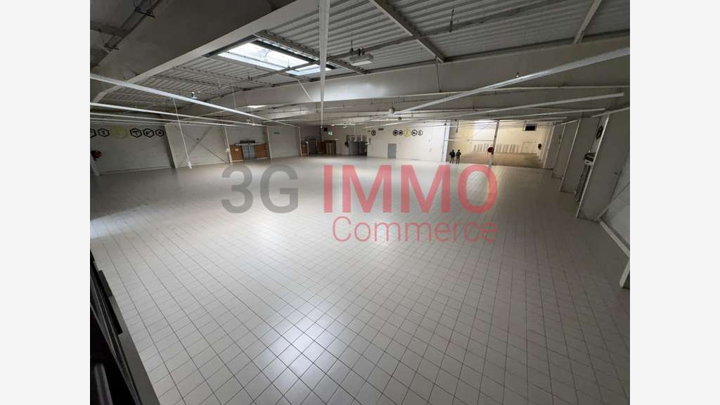 AV local commercial 3000m² en zone ind à Échiré