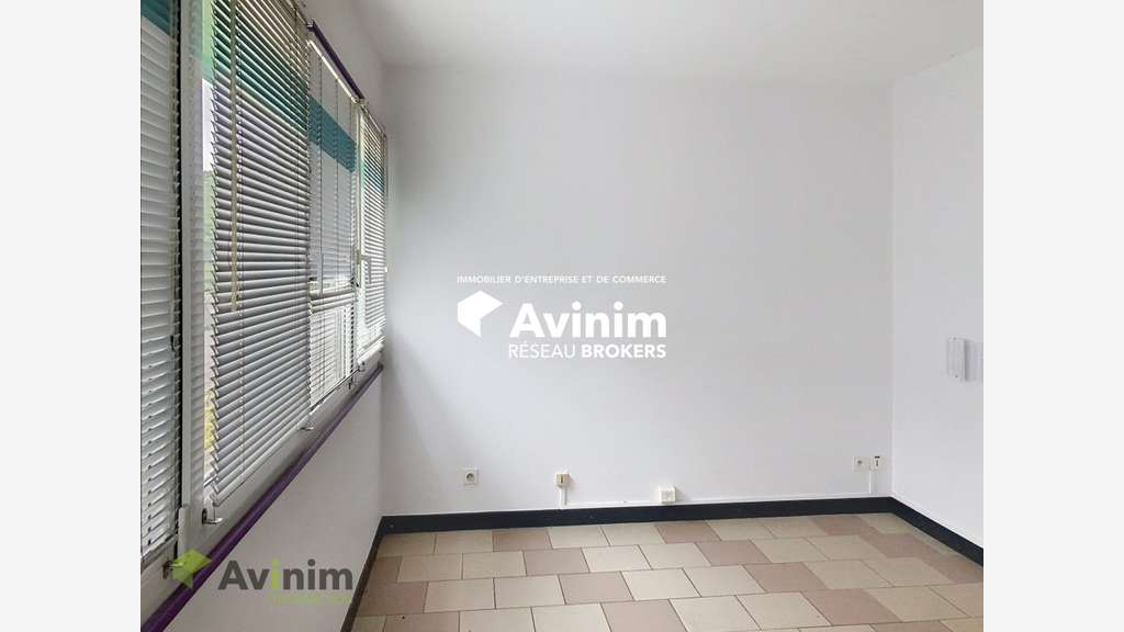 Locaux d'activités 1068m² terrain 4110m² à Épinal