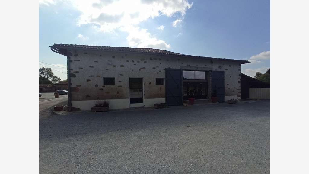 Grange Rénovée pour Salle de reception / r