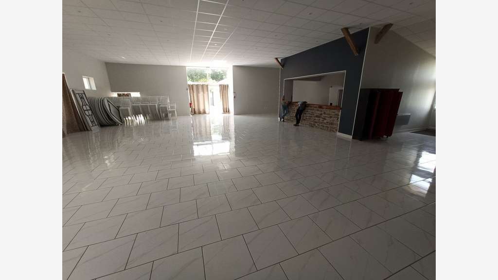 Grange Rénovée pour Salle de reception / r
