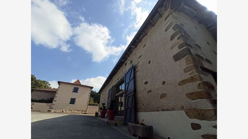Grange Rénovée pour Salle de reception / r