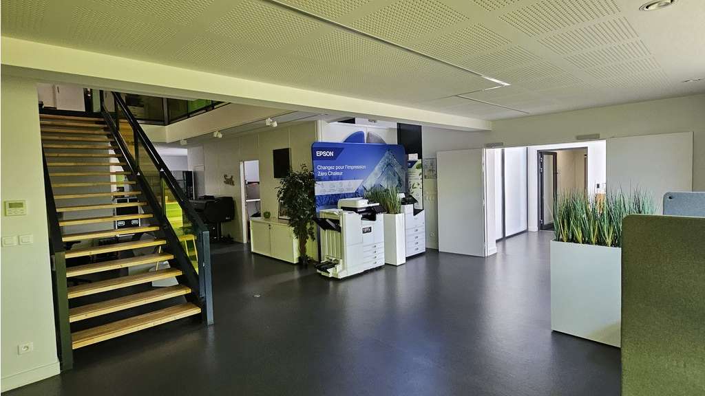 Ensemble immobilier (bureaux) + parking + terrain