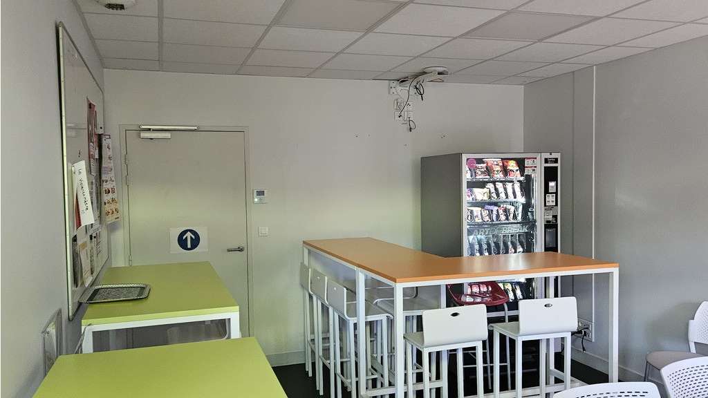 Ensemble immobilier (bureaux) + parking + terrain