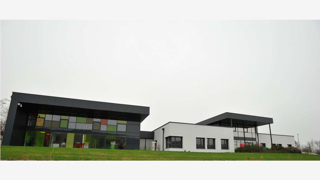 Ensemble immobilier (bureaux) + parking + terrain