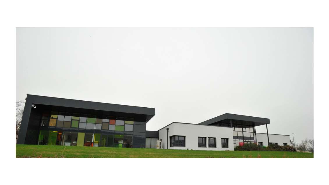 Ensemble immobilier (bureaux) + parking + terrain