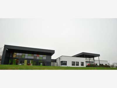 Ensemble immobilier (bureaux) + parking + terrain