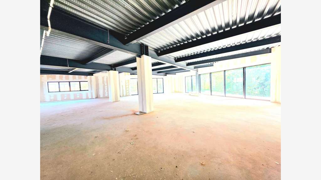 AV murs commerciaux 2500m² terrain 5000m² dept 77