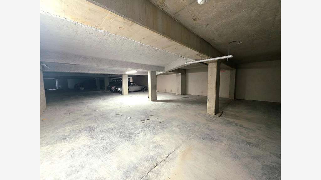 AV murs commerciaux 2500m² terrain 5000m² dept 77