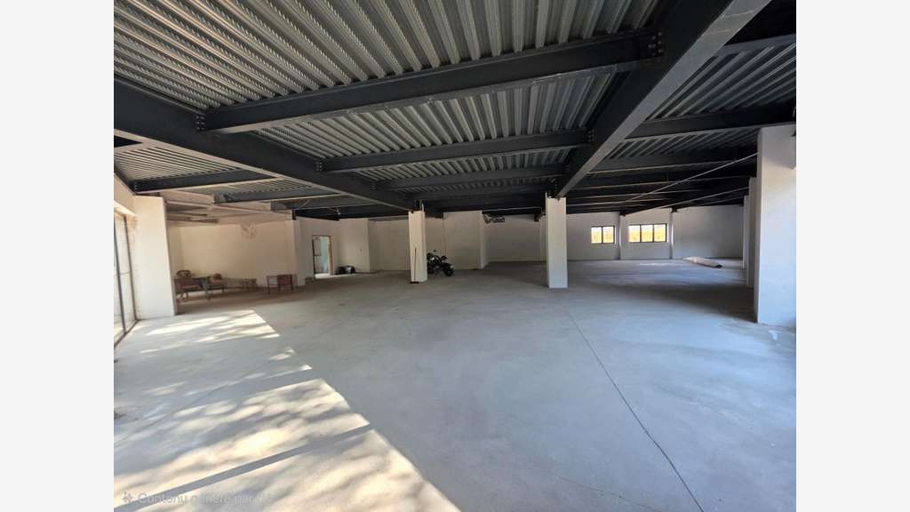AV murs commerciaux 2500m² terrain 5000m² dept 77
