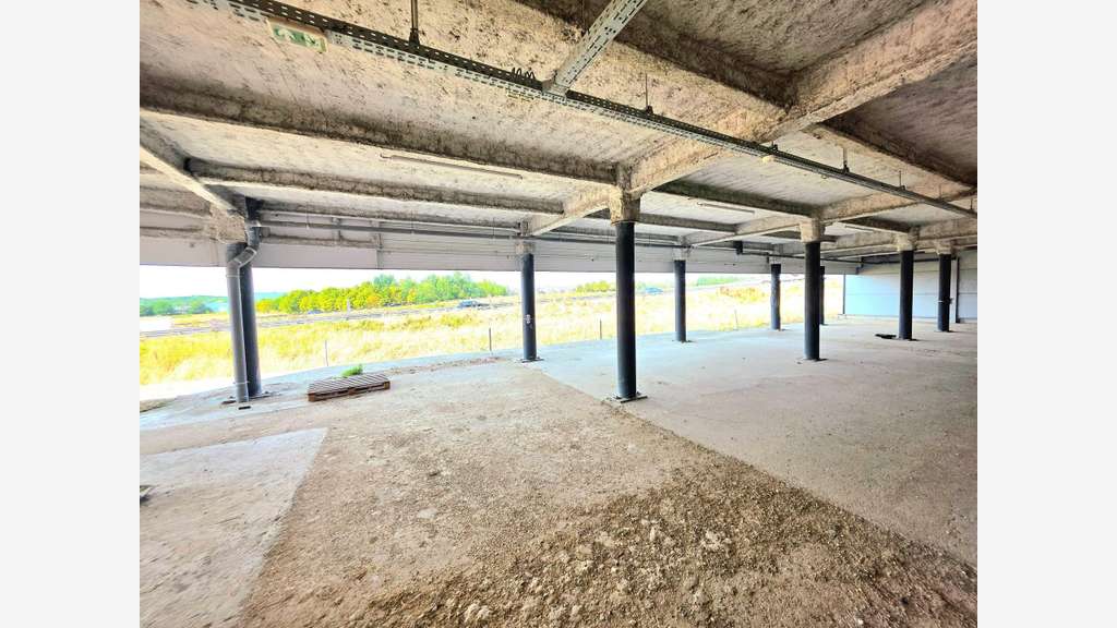 AV murs commerciaux 2500m² terrain 5000m² dept 77