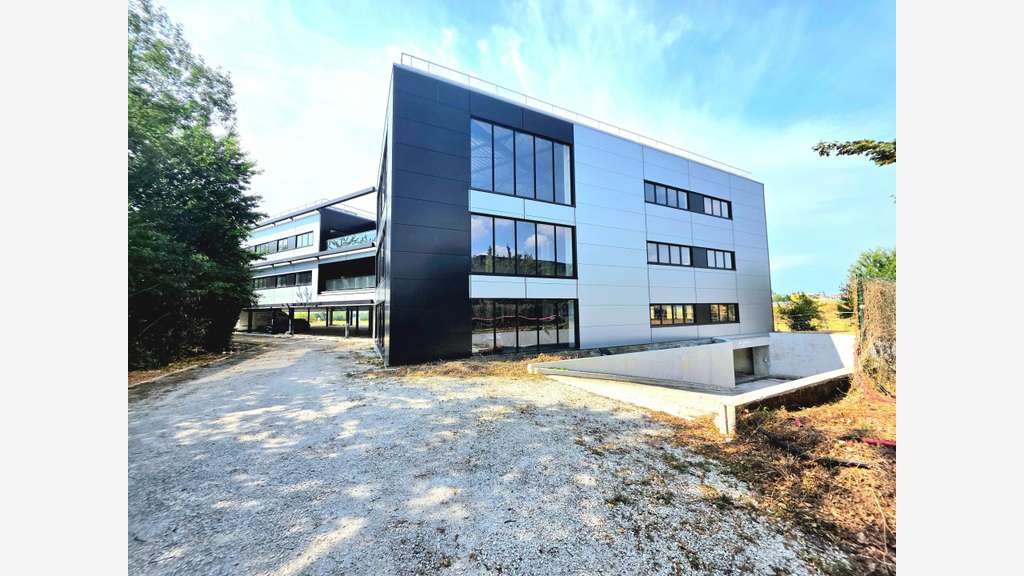 AV murs commerciaux 2500m² terrain 5000m² dept 77
