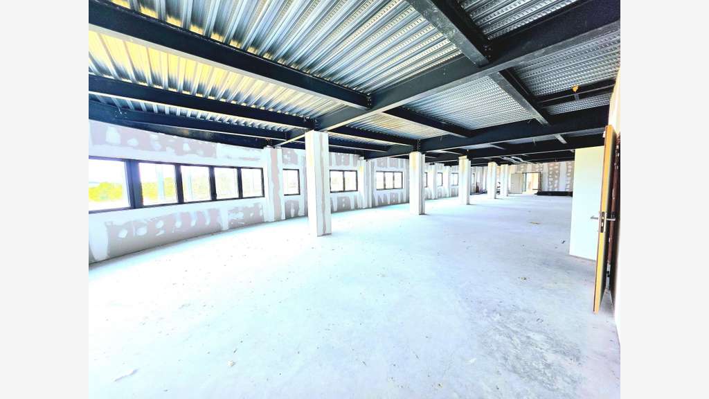 AV murs commerciaux 2500m² terrain 5000m² dept 77