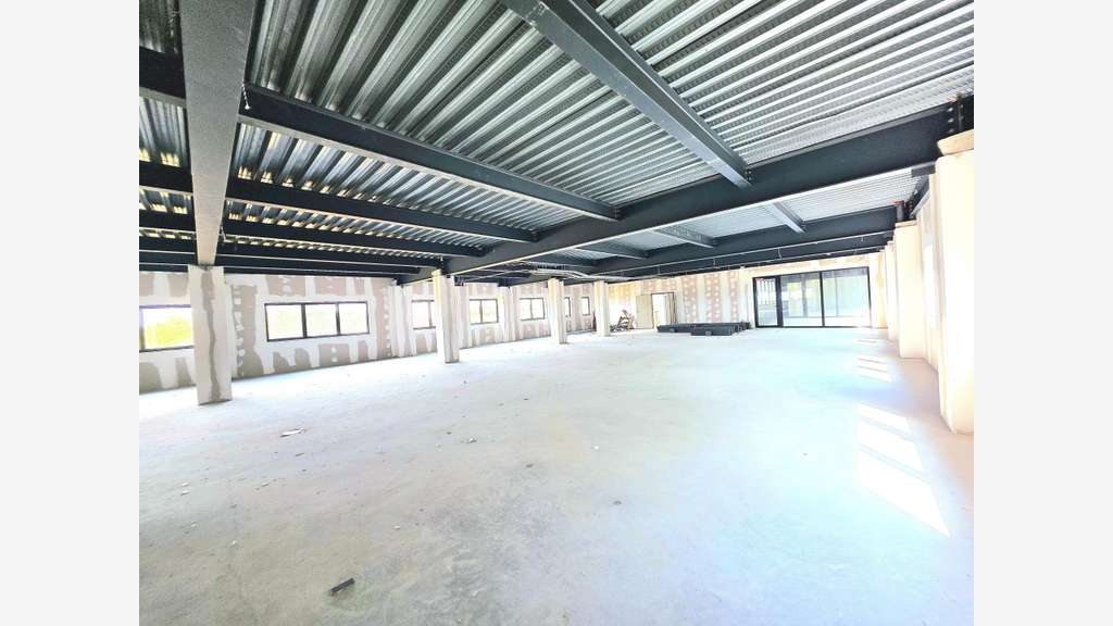 AV murs commerciaux 2500m² terrain 5000m² dept 77