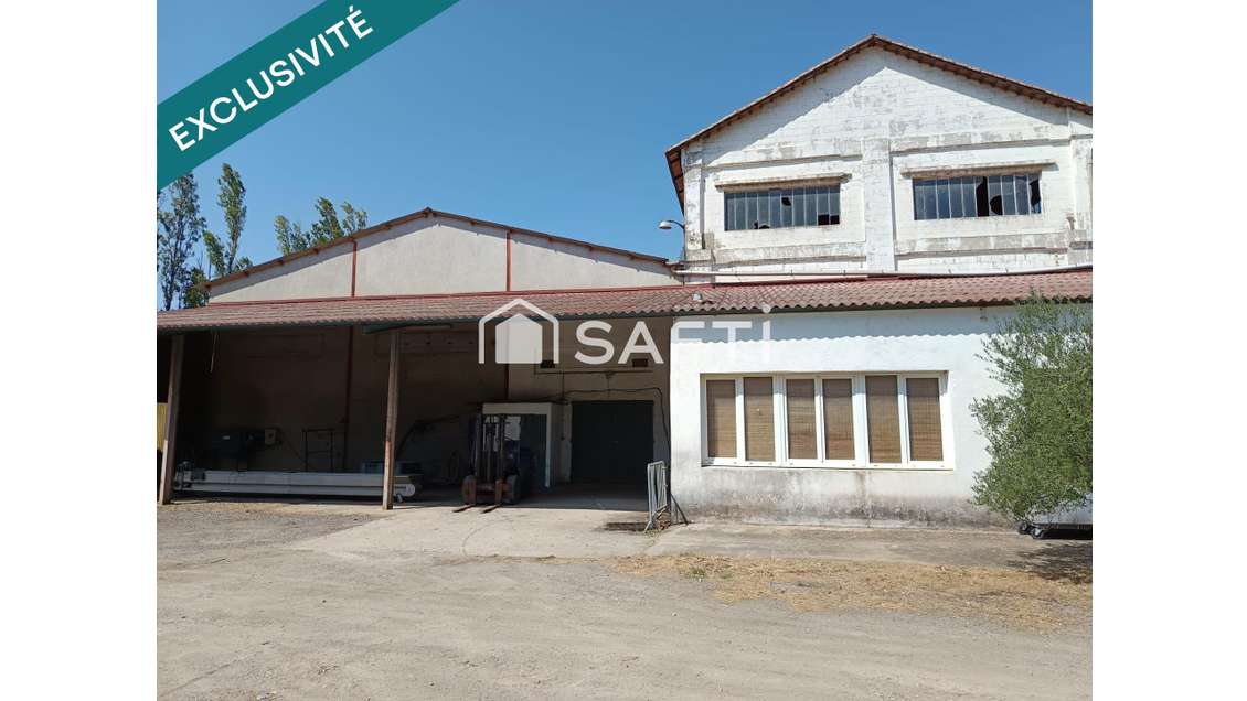 Bâtiments sur 6749m² de terrain en bord de RN113