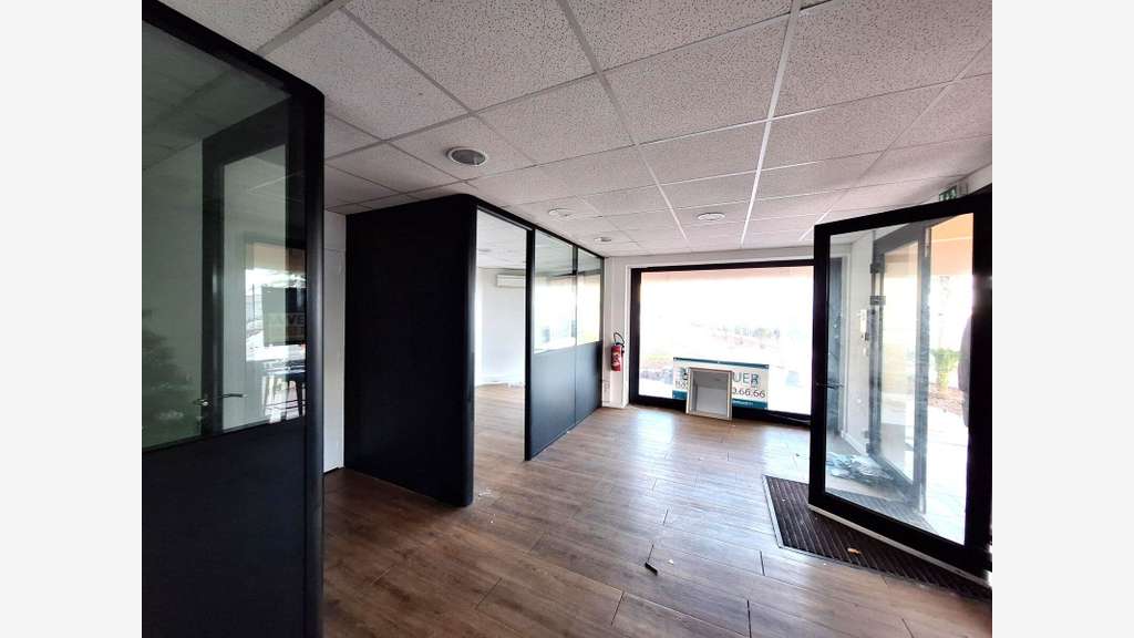 AV local commercial 42m² en bord de mer à Fréjus