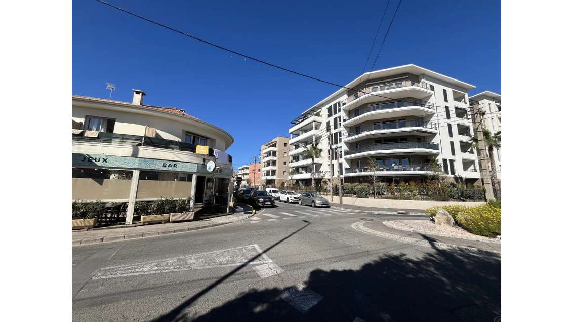 A VENDRE, MURS COMMERCIAUX, SECTEUR FREJUS CENTRE