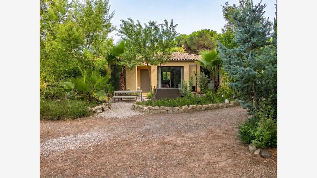Fréjus, Emplacement n°1 local commercial 160 m2