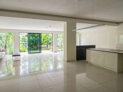 Fréjus, Emplacement n°1 local commercial 160 m2