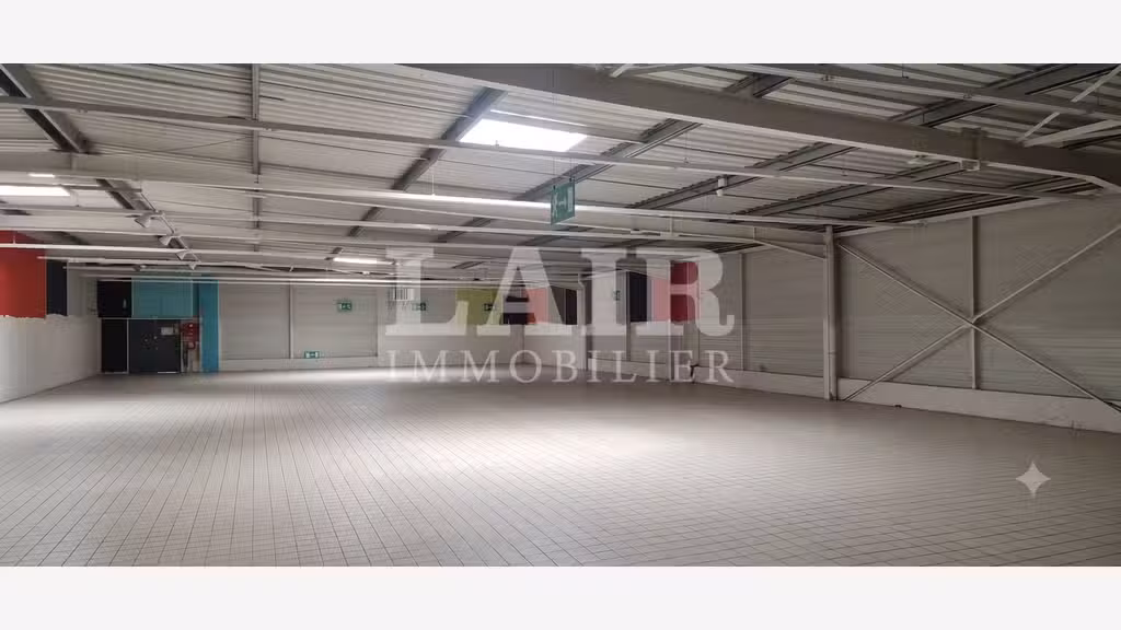 Vente local 1060m² + parking à Fresnay-sur-Sarthe 
