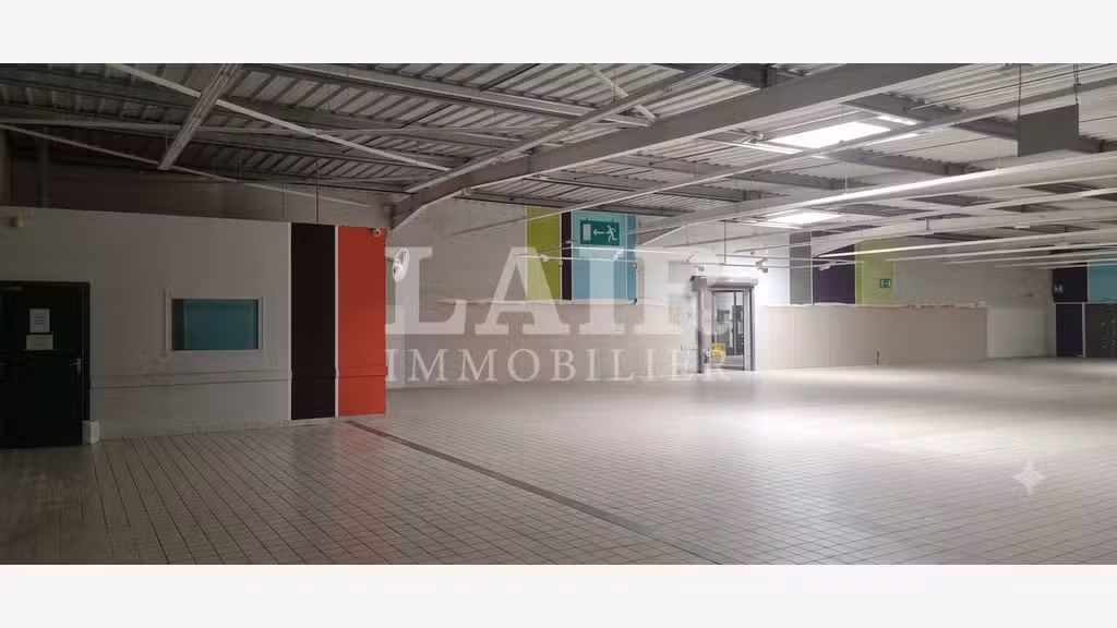 Vente local 1060m² + parking à Fresnay-sur-Sarthe 