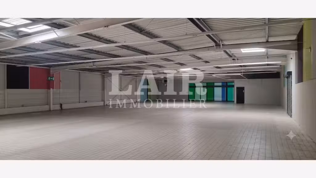 Vente local 1060m² + parking à Fresnay-sur-Sarthe 
