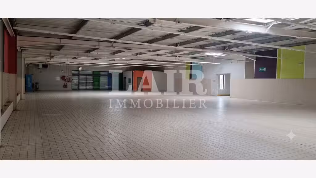 Vente local 1060m² + parking à Fresnay-sur-Sarthe 