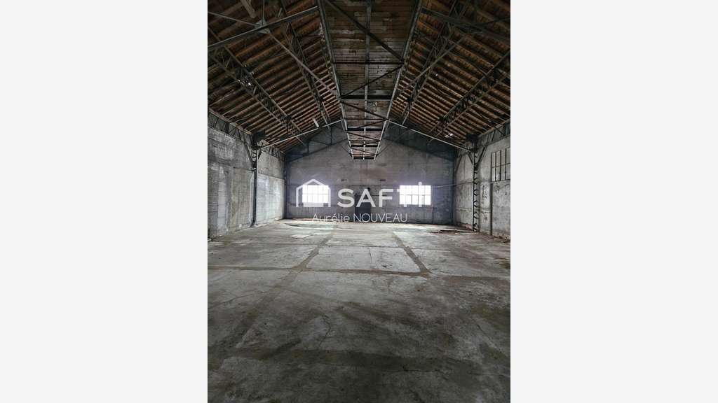 Local commercial 2000m² empl stratégique à Gannat