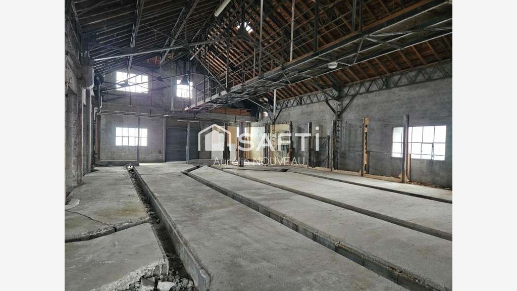 Local commercial 2000m² empl stratégique à Gannat