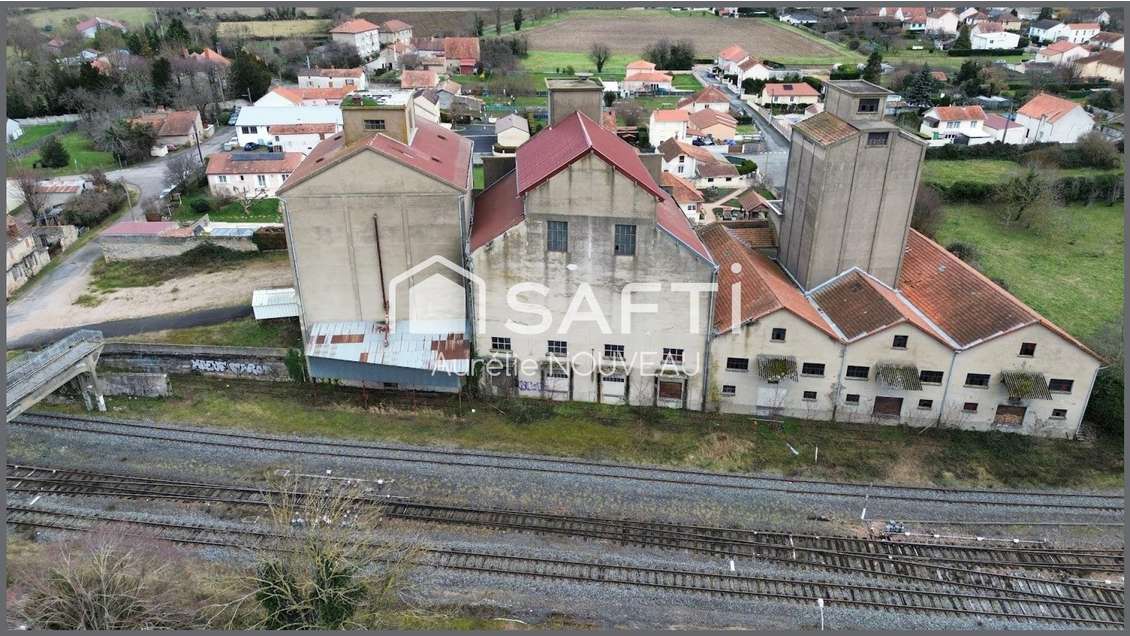 Local commercial 2000m² empl stratégique à Gannat