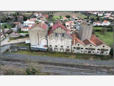 Local commercial 2000m² empl stratégique à Gannat
