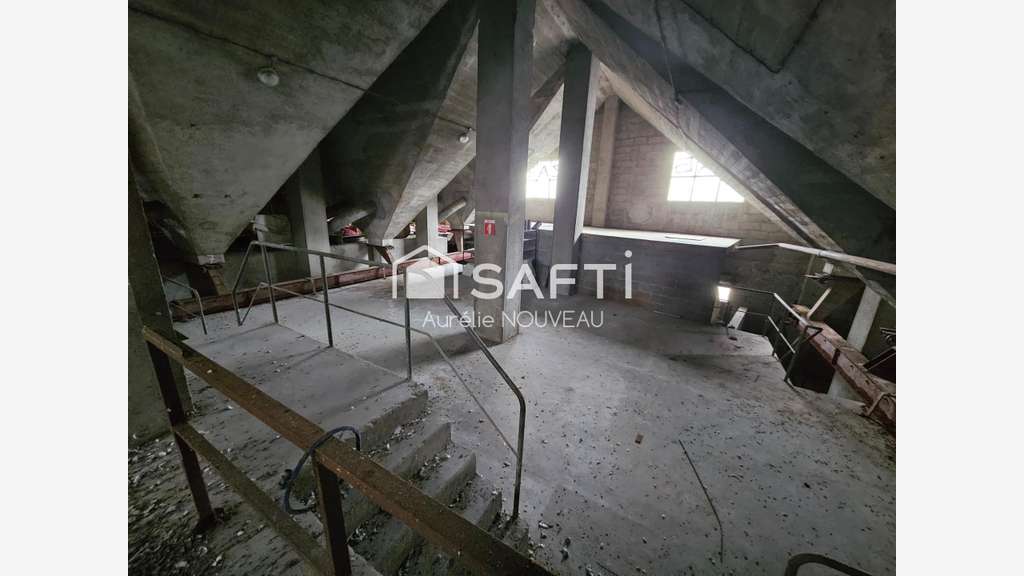 Local commercial 2000m² empl stratégique à Gannat