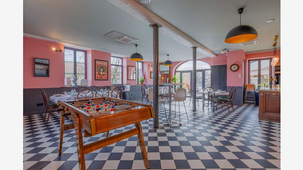 Murs commerciaux 345m² sur terrain 1281m² à Genas