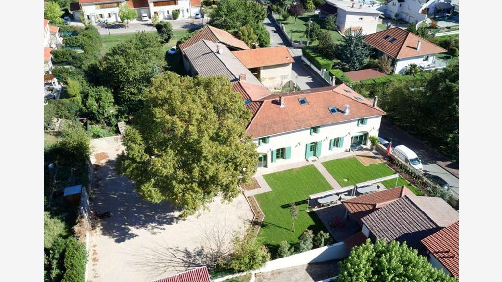 Murs commerciaux 345m² sur terrain 1281m² à Genas