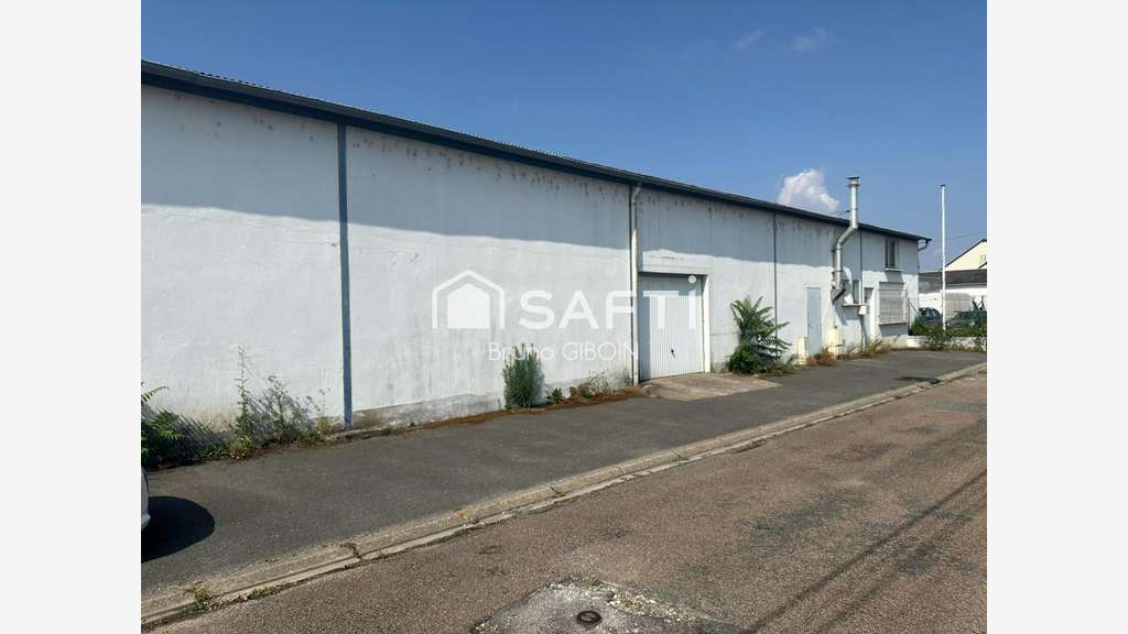 Locaux 880 m² comprenant stockage, atelier,