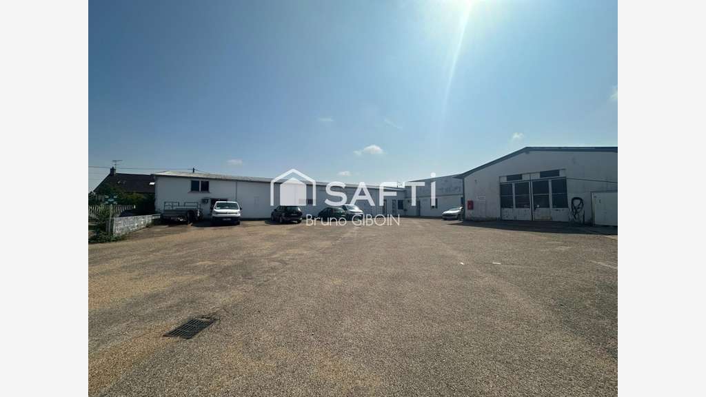 Locaux 880 m² comprenant stockage, atelier,
