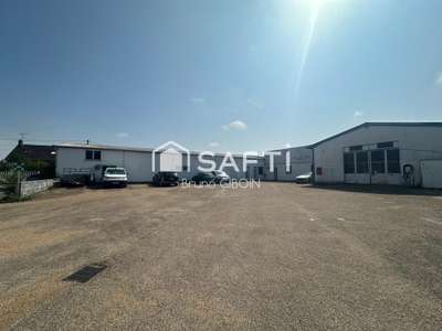 Locaux 880 m² comprenant stockage, atelier, 