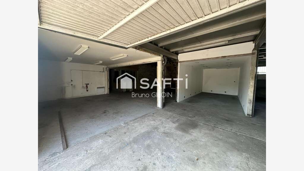 Locaux 880 m² comprenant stockage, atelier,