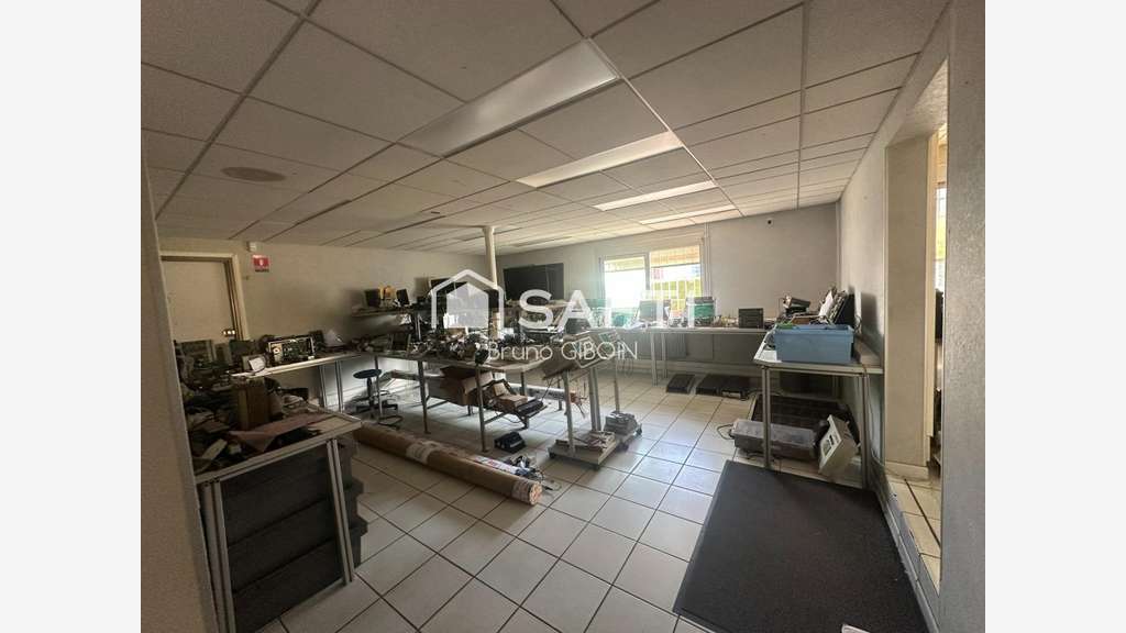 Locaux 880 m² comprenant stockage, atelier,