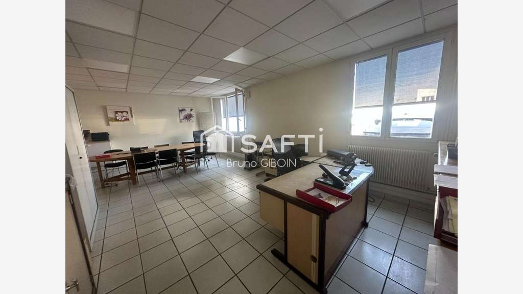 Locaux 880 m² comprenant stockage, atelier,