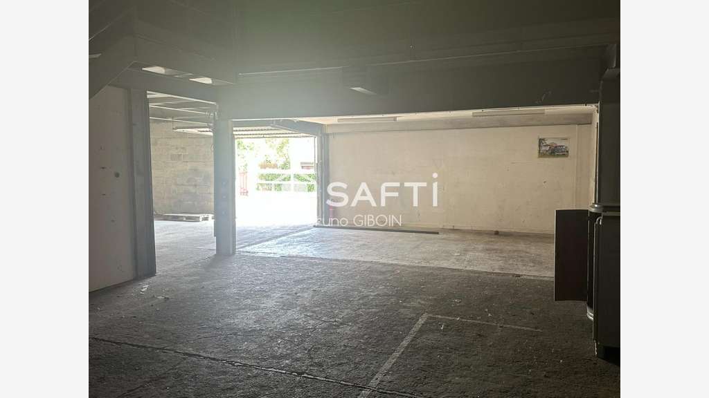 Locaux 880 m² comprenant stockage, atelier,