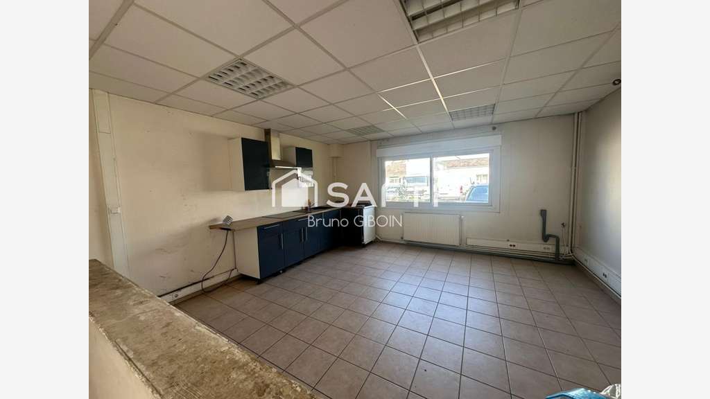 Locaux 880 m² comprenant stockage, atelier,